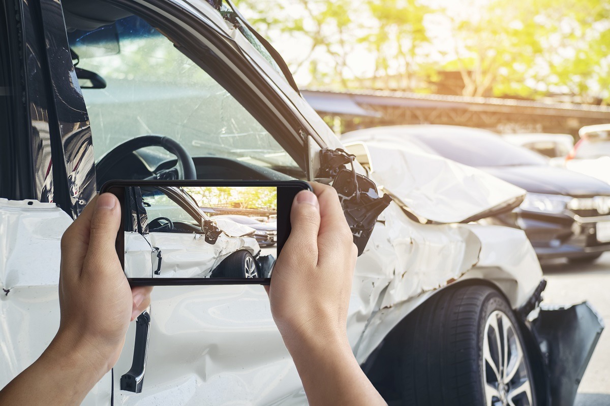 A man photographed his vehicle with accidental damage with a smart phone